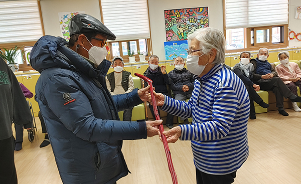 지팡이로 널리 알려진 서재원 어르신께서 보은군주간보호센터 어르신께 지팡이를 전달하고 있다.