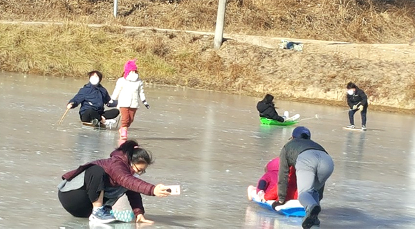 장안면 불목리 이동우 씨가 무료로 개방한 얼름썰매장.