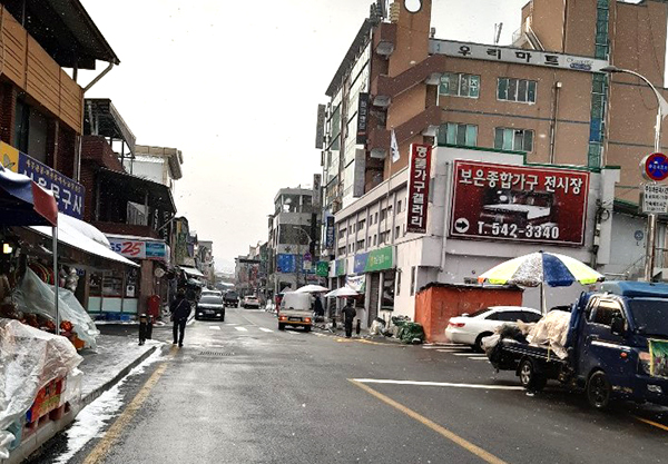 새해 첫 장날에도 보은 5일장의 거리는 평소보다도 조용하다.