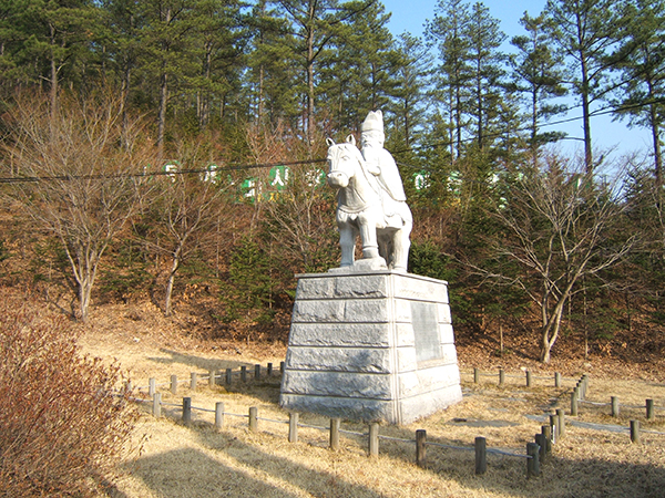 말티재 유래비 및 상징물.