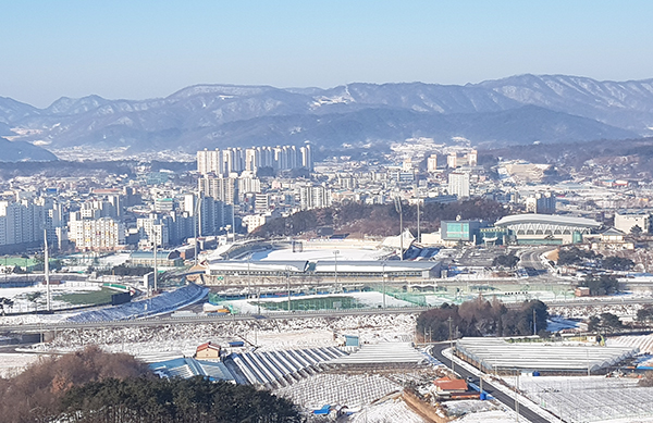 흰 소의 해인 올해 모든 일이 잘 풀렸으면 좋겠다. 사진은 1월 10일 오전 11시 삼년산성에서 바라본 보은읍 시가지.