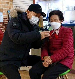 굿모닝 보청기의 최현규 사장이 손님에 대해 무엇인가를 상세히 설명하고 있다.