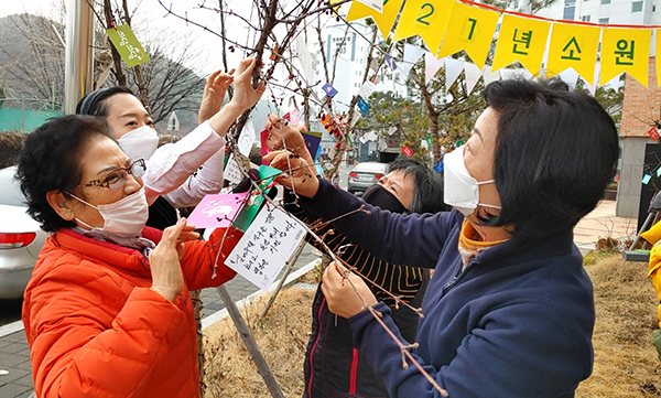 어르신께서 직접 소원엽서를 달고 있다.