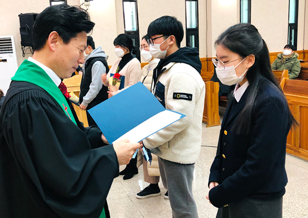 주성교회 박종선 목사가 학생들에게 장학금증서를 전달하고 있다.