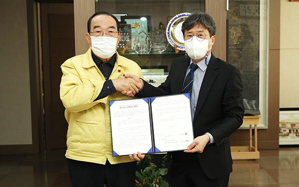 보은군 정상혁 군수와 한국전력공사 충북본부 보은지사장이 보은로 남다리~교사사거리 구간 전주지중화사업 업무 추진을 위한 협약을 체결하고 있다.