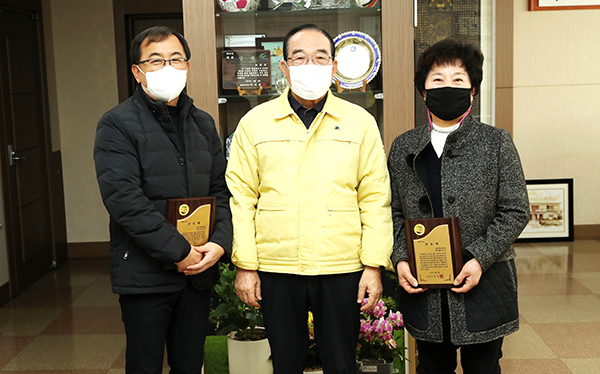 보은군은 퇴임한 김남호 보은군새마을회장과(사진 왼쪽) 황영신 보은군새마을부녀회장(우측)에게 지역공동체 조성에 기여한 공으로 공로패를 수여했다.