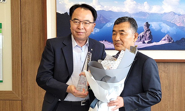 맹주일 보은옥천영동축협 조합장이 2019년 NH농협손해보험 연도대상을 수상하는 모습.