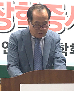 사진은 보은장학회 김정태 이사장이 2019년 장학금을 수여하고 격려사를 하고 있는 모습.