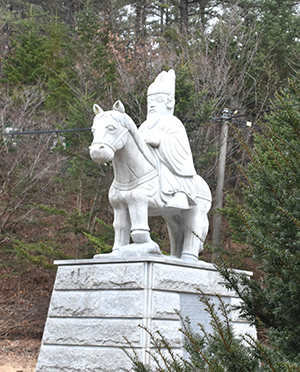 좌우, 상하, 높이 등의 대칭이 전혀 맞지 않게 세워져 있어 흉물로 지적되고 있는  말티재 초입의 세조유래비.