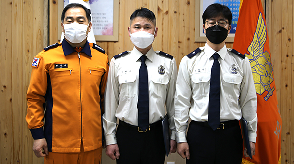 한종욱(왼쪽 첫 번째)서장이 지해기, 김원식 소방위의 승진 임용장을 수여하고 이를 기념하고 있다.