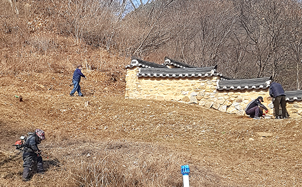 문화재청 관계자들이 수한면 차정리의 후율사를 찾아와 이옥저곳을 살피고 있다.