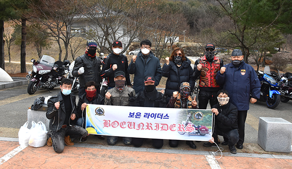 보은라이더스 회원들이 안전기원제를 올리고 힘찬 발걸음을 다짐하고 있다.