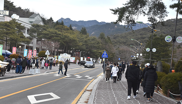 속리산을 찾은 관광객들이 호텔 속리산 앞을 지나고 있다.