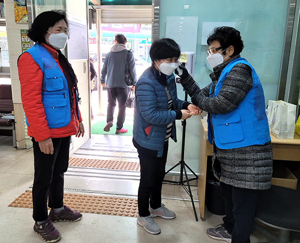 보은군자원봉사센터가 한양병원에서 방문객을 대상으로 발열체크를 하고 있다.