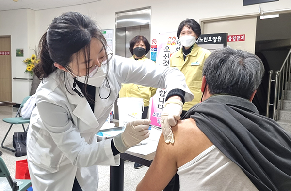 보은군보건소 김선미 간호사가 소망노인요양원을 방문해 코로나19 예방백신을 접종 하고 있다.
