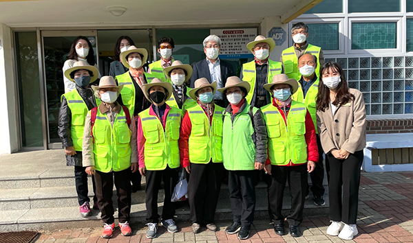 시민경찰 봉사단이 보덕중학교를 찾아 열심히 활동할 것을 다지고 있다.