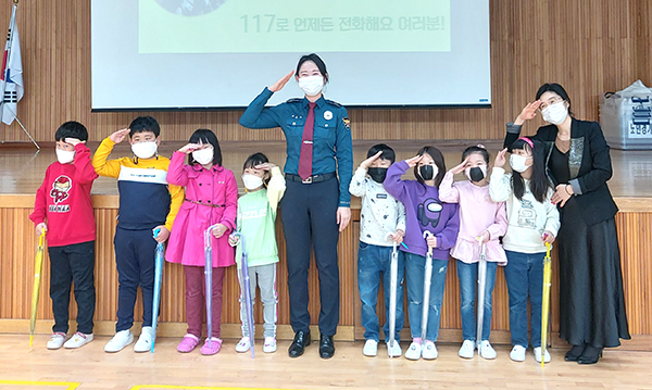 보은경찰서 김승리 경찰관이 회인초등학교를 방문해 ‘학교폭력 미투’차단을 위한 예방교육을 펼치고 있다.