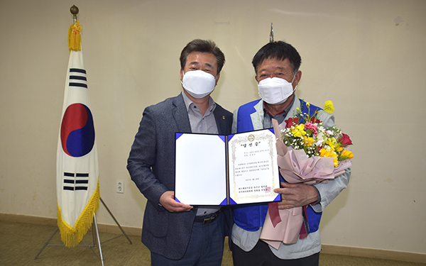 전광수 회장이 박형준 바르게살기운동보은군협의회 선거관리위원장으로부터 당선증을 전달받고 있다.