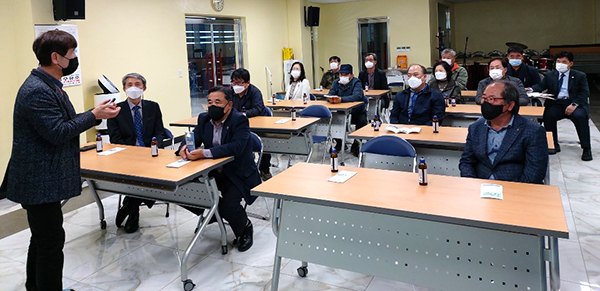 내북면 주민들이 괴산군의 백봉초를 방문해 작은 학교 살리기 성공 사례를 경청하고 있다.