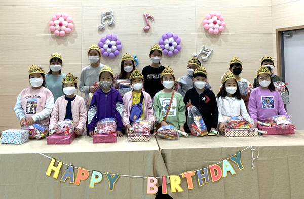 속리초 학생들이 민주적 학교문화의 문을 확 열어 젖히고 3~5월이 생일인 학생들의 생일을 축하해 주고 있다.