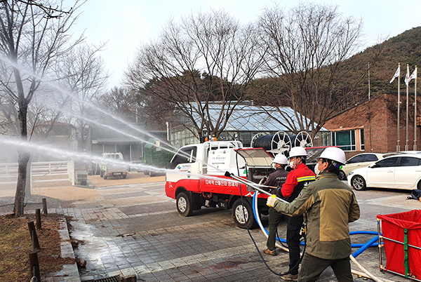 속리산국립공원 관계자들이 산불 진화훈련을 펼치고 있다.