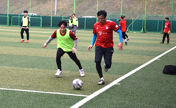 50대 축구팀 나웅 선수가 20대 축구팀 선수의 공을 낚아채고 있다.