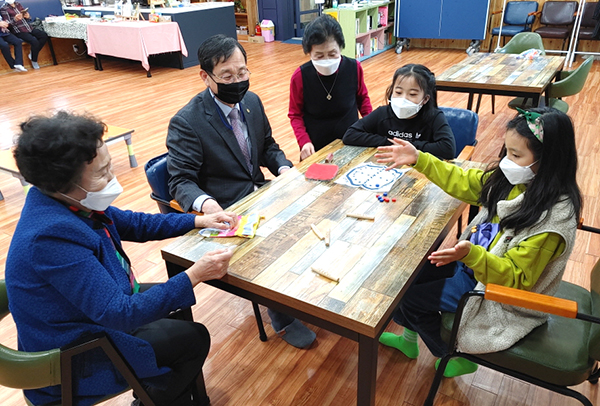 연규영 교육장이 청소년문화쉼터 보은로점을 방문해 ‘멋쟁이 재능회’ 홍란성, 김정숙 회원과 함께 청소년들의 윷놀이에 힘을 실어주고 있다.