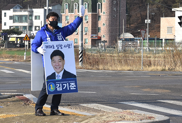 김기준 후보가 출근길에 인사를 하며 지지를 호소하고 있다.
