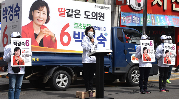 박경숙 후보가 외부인 협조 없이 선거사무원들과 함께 외롭게 간곡한 지지를 호소하고 있다.