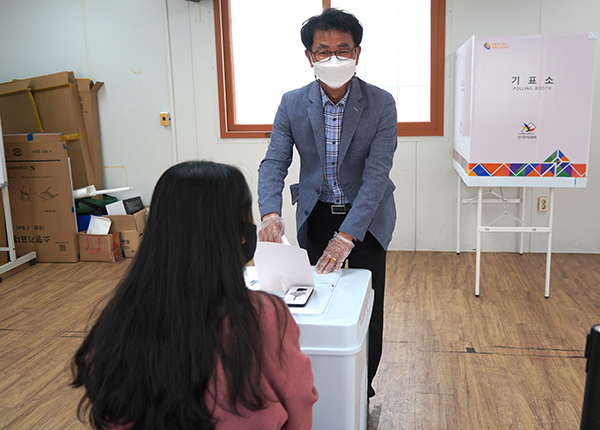 원갑희 후보가 사전투표를 하고 있다.