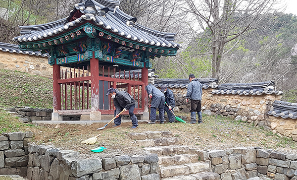 후율사를 찾은 문화재돌봄사업팀이 곳곳을 살피며 다듬고 있다.