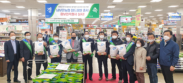 정상혁 군수, 보은군의회 구상회 의장, 농협 충북지역본부 염기동 본부장 및 남보은농협 임직원들이 햇뜰내 참드림쌀 판촉활동을 펼치고 있다.