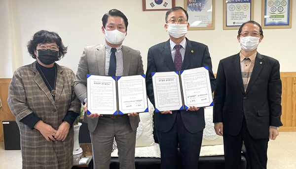 연규영 교육장이 이형석(왼쪽 두 번째) 한농연보은군연합회장과 협약서를 교환하고 있다.