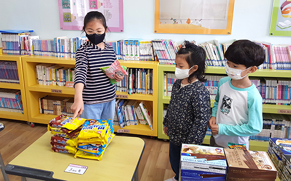 종곡초 학생들이 19일 문을 연 희망매점에서 자신이 좋아하는 과자를 구매하고 있다.