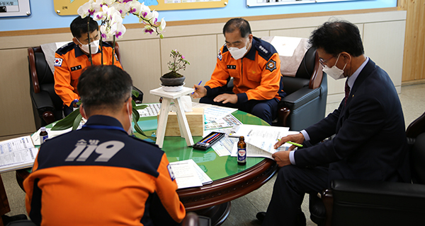 원갑희 도의원이 보은소방서를 찾아 애로사항을 청취하고 있다.