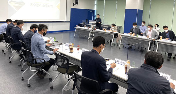 대청댐 주변 주민들이 한국수자원공사대청댐지사가 주최한 회의에 참여해 협력방안을 논의하고 있다.