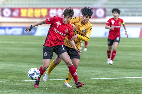 2021 한국여자축구 WK리그 보은상무 홈 개막 경기에서 보은상무 반도영 선수가 세종스포츠토토 수비수를 뚫고 들어가고 있다.