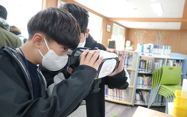 수정초 학생이 에튜알로 가상현실을 살펴보며 꿈을 키우고 있다.