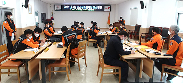 보은소방서가 소방대원들을 상대로 긴급구조 도상훈련을 펼치고 있다.