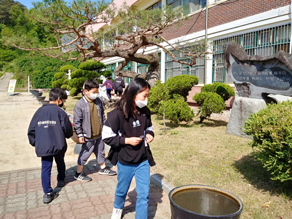 탄부초 학생들이 ‘사계절놀이마당’의 일환으로 정화활동과 함께 보물찾기를 하며 즐거워 하고 있다.