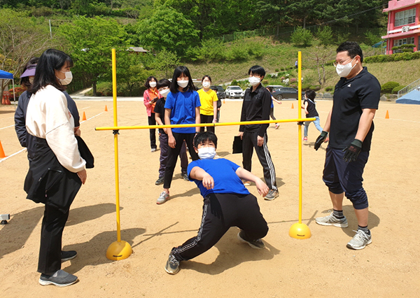 회남초 학생들이 어깨동무 작은 운동회에서 아슬아슬하게 림보경기를 펼치고 있다.