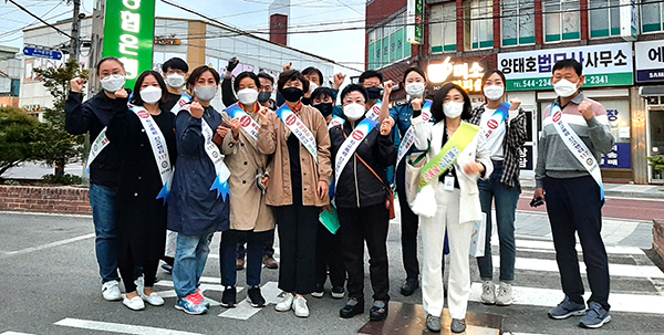 보은경찰서가 유관기관 관계자들과 함께‘이웃사이’캠페인을 펼치고 있다.