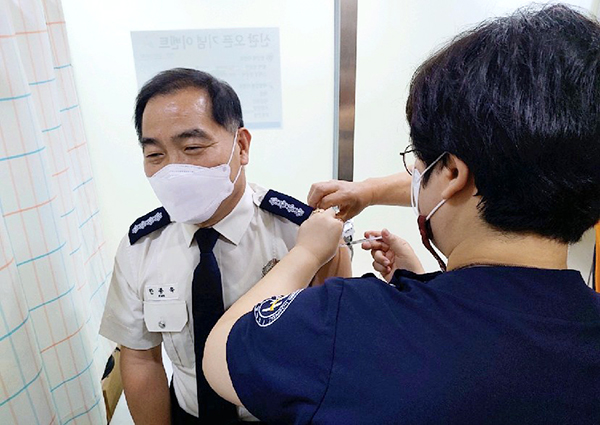 보은소방서 한종욱 서장이 보은 한양병원병원에서 코로나19 예방 백신인 아스트라제네카 백신 주사를 맞고 있다.
