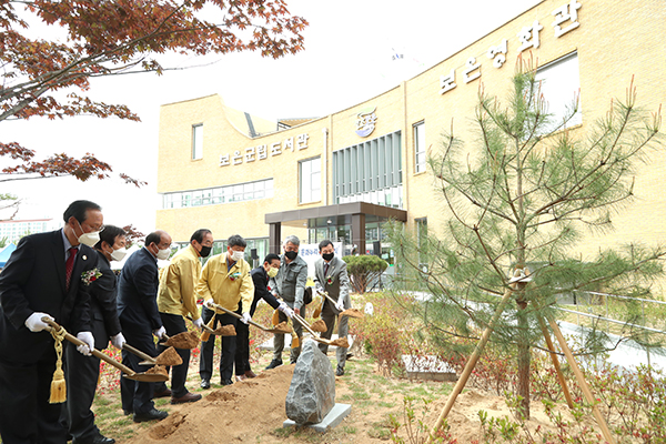 보은군 기관단체장들과 정찬용 국학자료원장 등 도서 기증자들이 결초보은 문화누리관 개관 기념으로 천연기념물 정이품송 자목을 식수하고 있다.