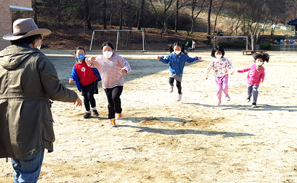 수한초 학생들이 전통놀이를 배우며 즐거움을 만끽하고 있다.