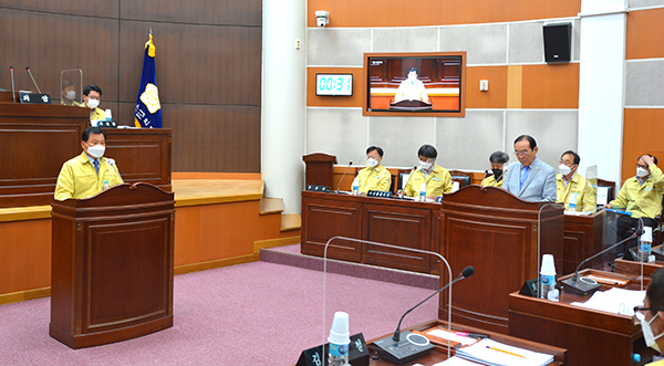 12일 보은군의회 본회의장에서 김응선 의원이 정상혁 군수에게 군정질문을 하고 있다.