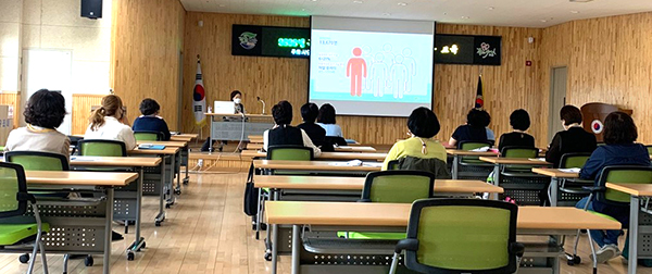 9988행복나누미 프로그램 강사들이 강사의 강의에 심취해 있다.