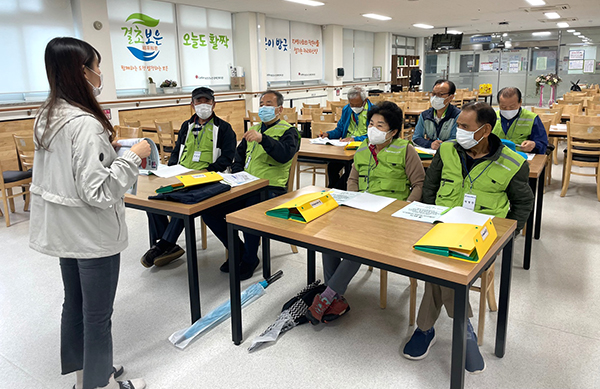 교육에 참여한 노인들이 강사의 강의에 귀 기울이고 있다.