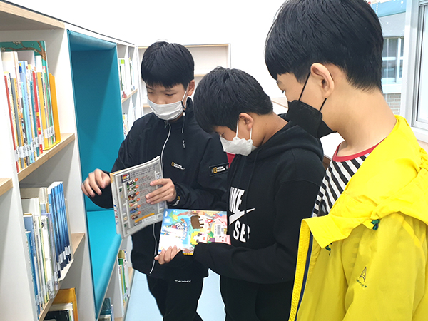 보은교육도서관을 방문한 수정초 학생들이 자신이 읽을 책을 고르고 있다.