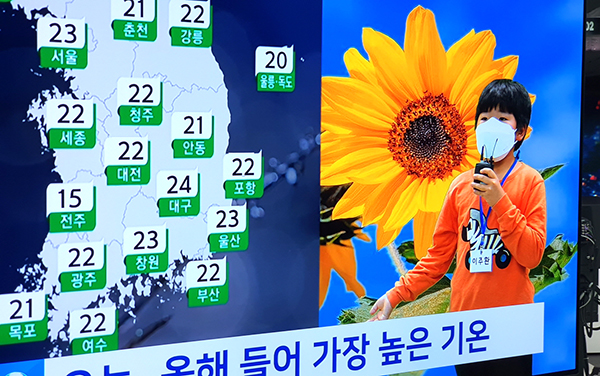 수한초 학생들이 텔레비전 뉴스를 제작을 지켜보고 있다.